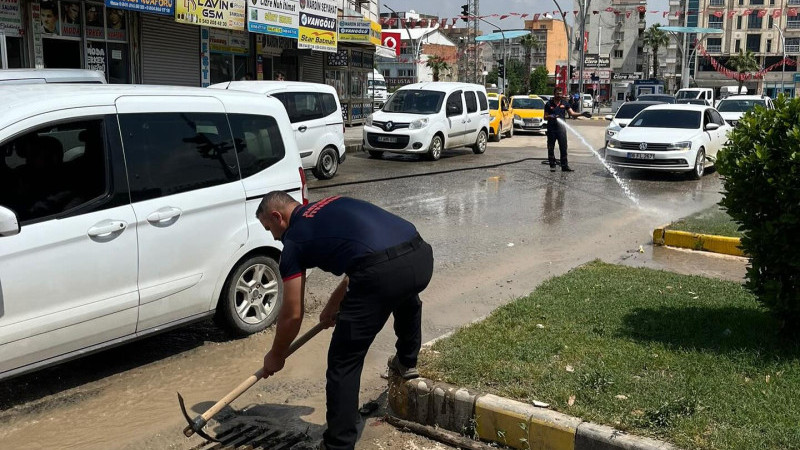 Cizre'deki sel çalışmalarına Belediye’den destek