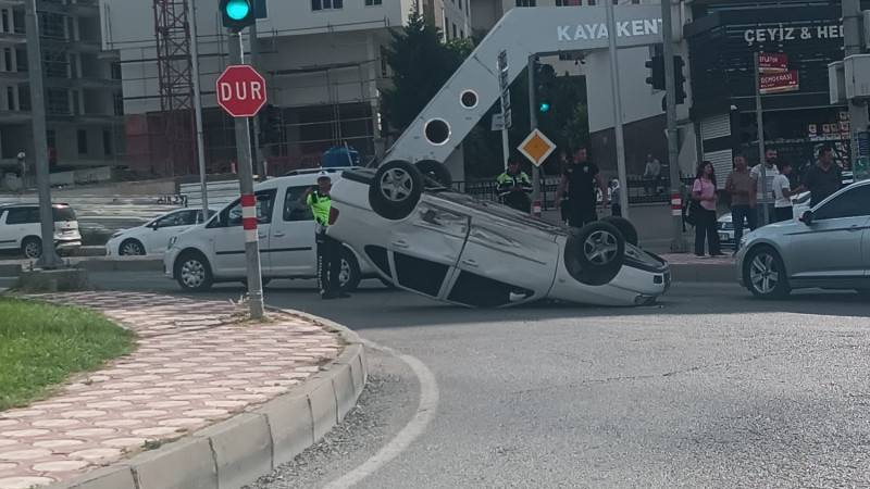 Gültepe mahallesinde iki aracın karıştığı kazada araçlardan bir ters yatarak durdu kazada iki vatand