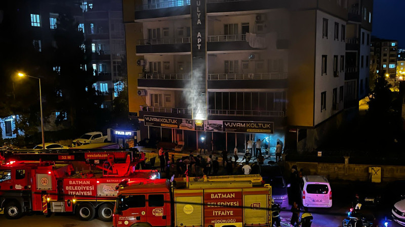 KOLTUK SATIŞI YAPAN İŞ YERİNDE YANGIN