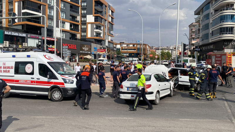 GÜLTEPE KAVŞAĞINDA KAZA: 2 YARALI