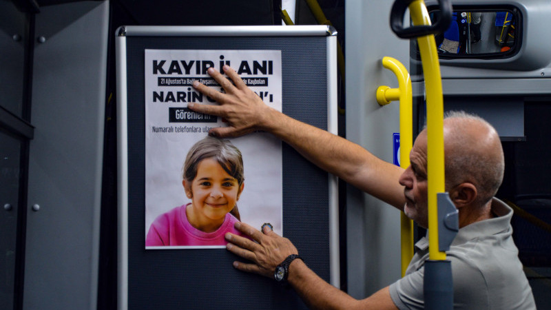 Belediye otobüslerine kayıp Narin Güran’ın afişleri asıldı