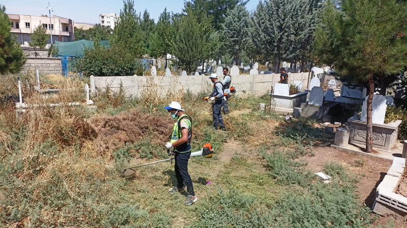 Mezarlıklar kapsamlı temizleniyor!