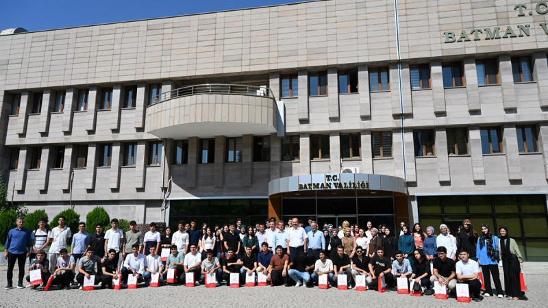 YKS’de ilk 10 bine giren öğrencileri ağırladı