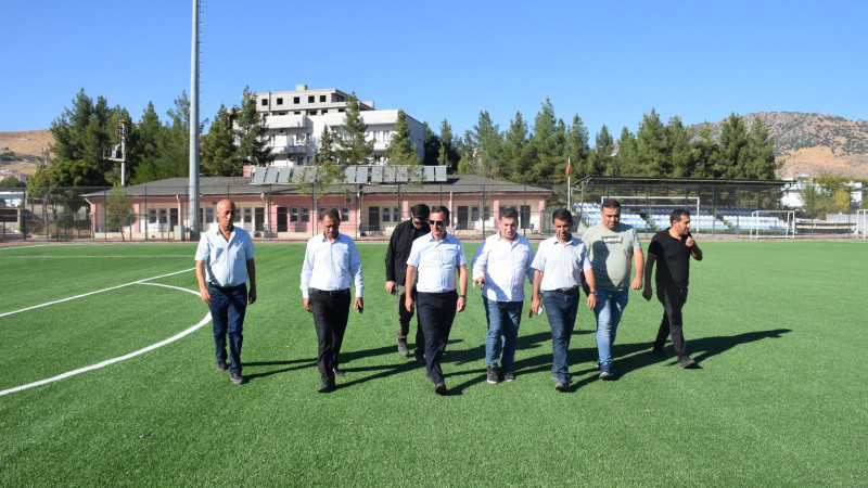 Sentetik futbol sahası yenilendi