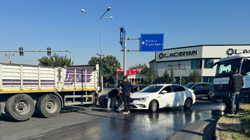 Batman'da Tır ile Otomobil Çarpıştı