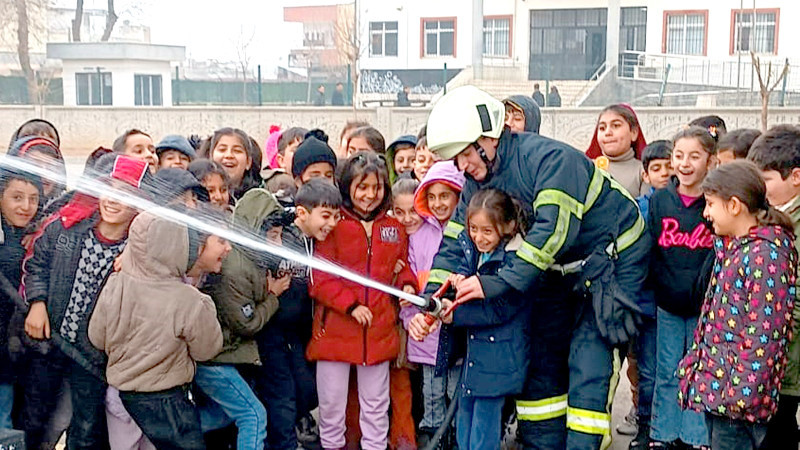 Yangını kahkahayla söndürdüler