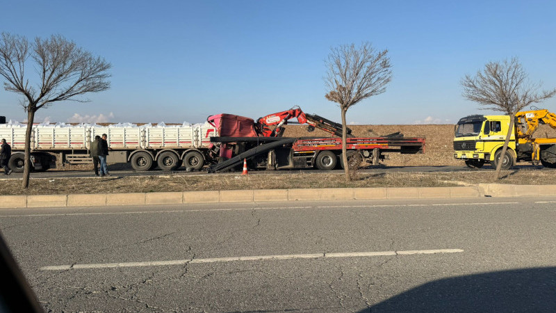 BATMAN’DA VİNÇ ARACI TIR ARACINA ARKADAN ÇARPTI, 1 KİŞİ YARALI