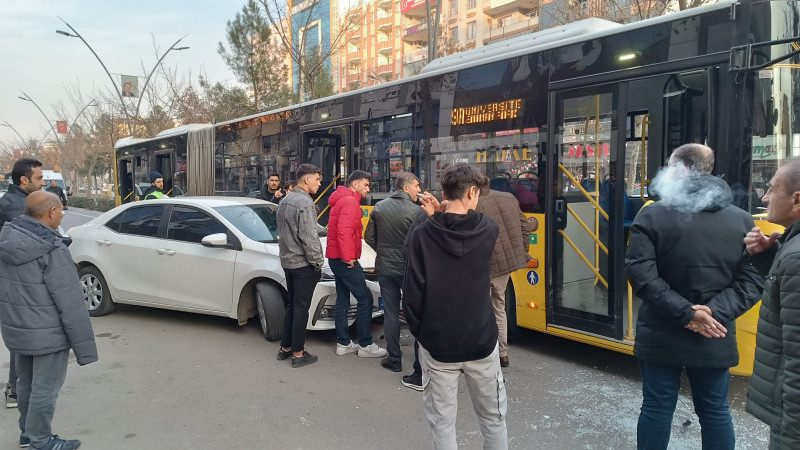 BATMAN'DA BELEDİYE HALK OTOBÜSÜ İLE OTOMOBİL ÇARPIŞTI