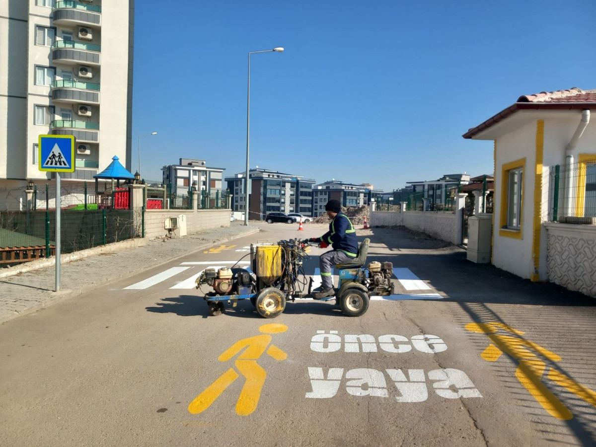 Batman'da 90 günde 174 bin metre uzunluğunda yol çizgisi 