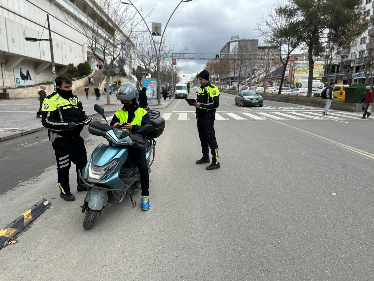 BATMAN’DA MOTOSİKLET DENETİMLERİ SÜRÜYOR