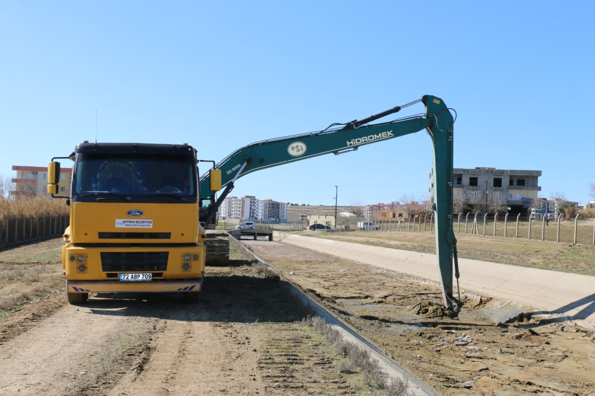 Belediye’den DSİ kanal temizliği