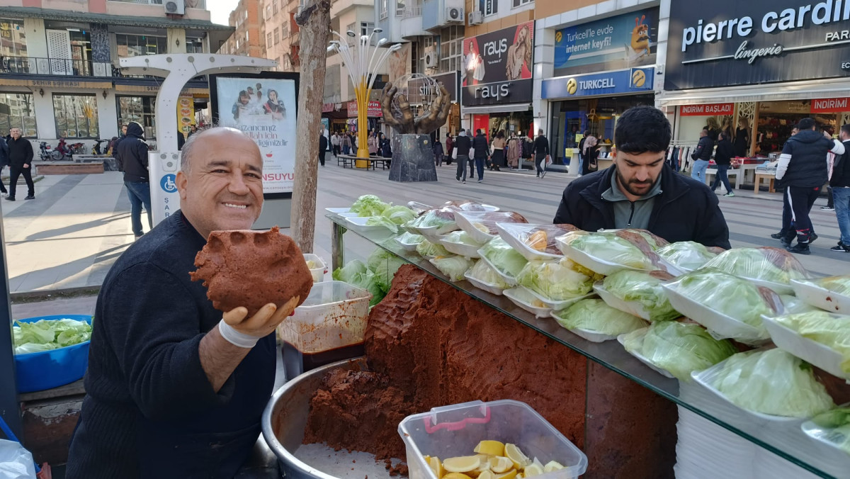 TEZGÂHLARIN ÖNÜNDE UZUN KUYRUKLAR OLUŞUYOR